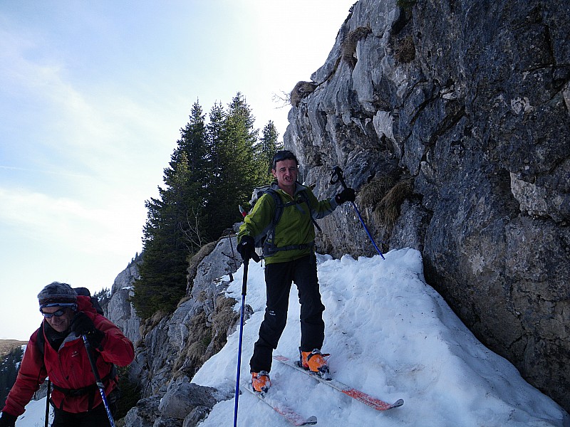 #3 Col du Rasoire NW 24avr10.4 : l Col du Rasoire NW 24avr10.4 : l'état du passage de la chèvre... ça passe en ski !
... mais... Alain... qu'est c'tu fout là ???