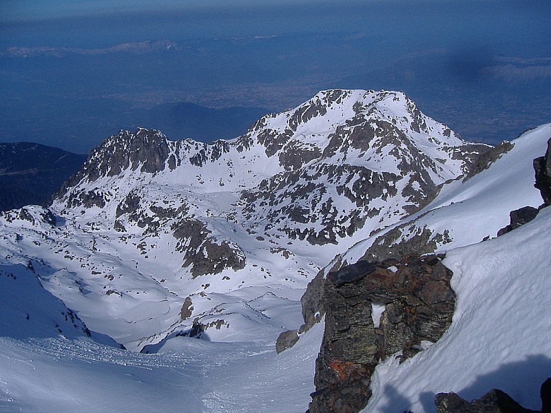 #6 couloir ouest de descente : le couloir de descente en super condition et le grand colon en arrière plan couloir ouest de descente : le couloir de descente en super condition et le grand colon en arrière plan