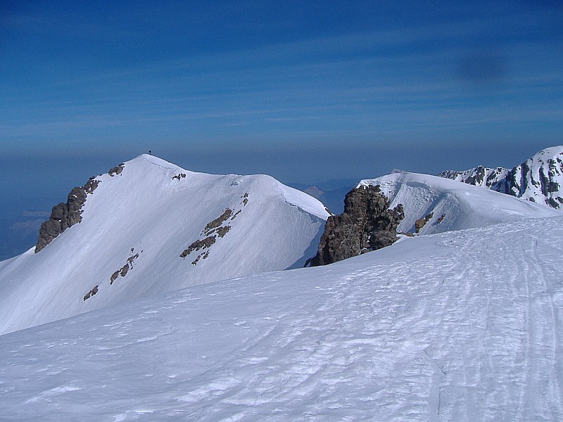 #5 sommet grande lauzière : depuis le sommet un randonneur qui est montée/redescendu en face nord sur la cime nord! je ne suis plus seul.... sommet grande lauzière : depuis le sommet un randonneur qui est montée/redescendu en face nord sur la cime nord! je ne suis plus seul....