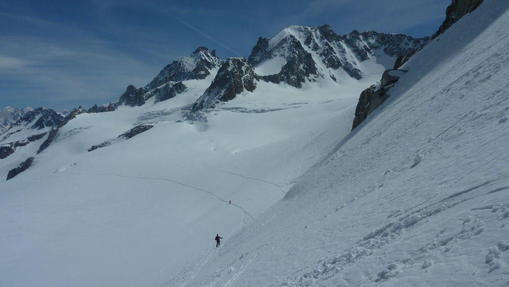 #6 traversée : sous l traversée : sous l'Aiguille d'Argentiere, on voit à droite la Grande Lui et son couloir Ouest