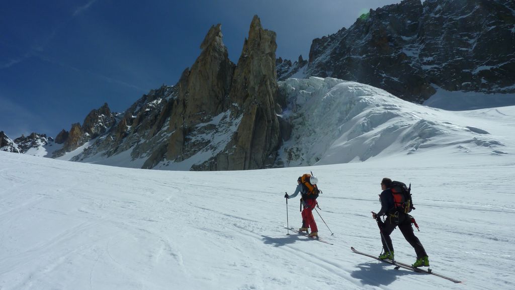 #4 Col du Chardonnet : Delle et Tomtom sous les grandes tours de granit de l Col du Chardonnet : Delle et Tomtom sous les grandes tours de granit de l'Aiguille d'Argentiere