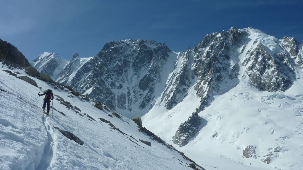#3 Faces Nord : montée au col du Chardonnet sous les faces N des Courtes - Droites - Verte Faces Nord : montée au col du Chardonnet sous les faces N des Courtes - Droites - Verte