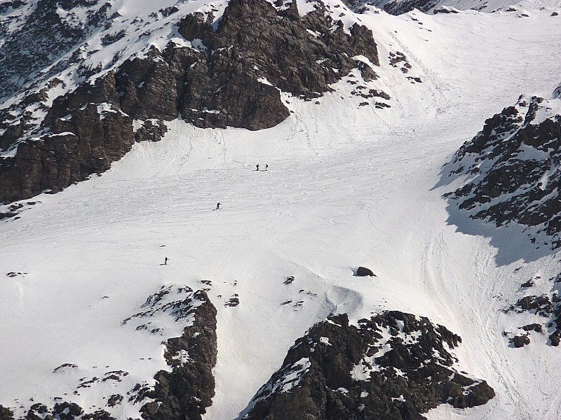 #6 randonneurs : J randonneurs : J'ai vu descendre du Pic Ouest de Combeynot 2 groupes de 2 qui sont retournés sur le Vallon de Combeynot et ce groupe de 4 dont une femme qui est passé par le versant ouest pour rejoindre la Combe de Laurichard.