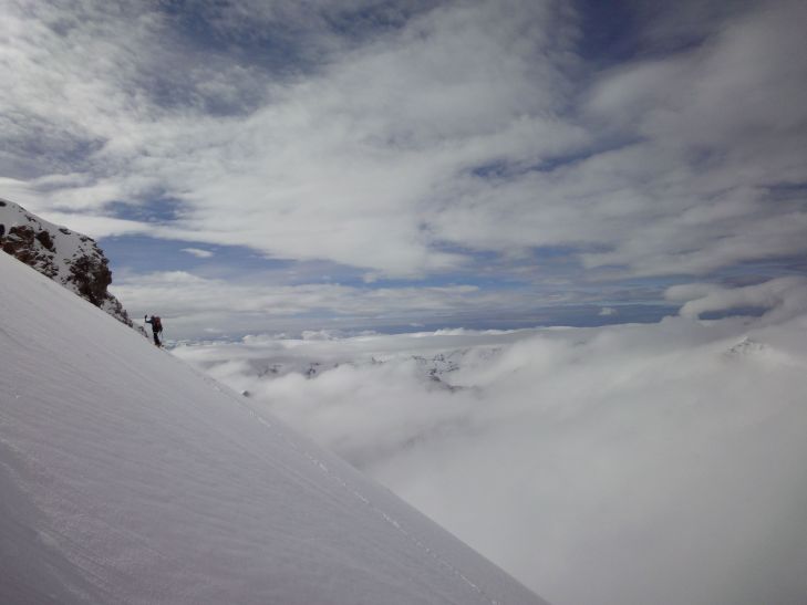 #2 Ailefroide2 : La grande pente d Ailefroide2 : La grande pente d'accès à l'arête : superbe au-dessus d'une mer de nuages très haute