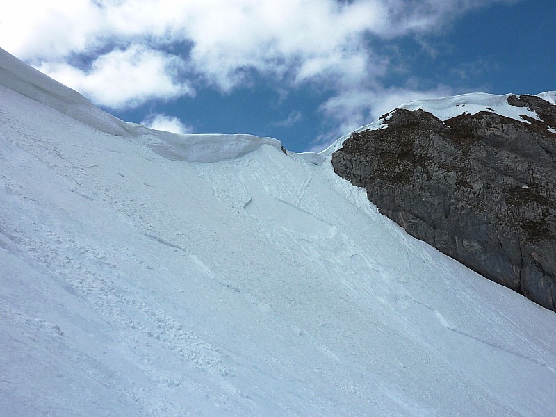 #3 Aig. des Calvaires couloir N : Les anciens départs de plaques qui ont provoqué le balayage de l Aig. des Calvaires couloir N : Les anciens départs de plaques qui ont provoqué le balayage de l'axe du couloir