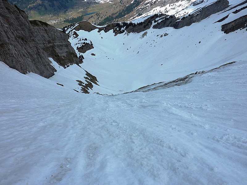 #4 Aig. des Calvaires couloir N : Les ravines en neige dure provoquées par les coulées. Difficile à skier! Aig. des Calvaires couloir N : Les ravines en neige dure provoquées par les coulées. Difficile à skier!