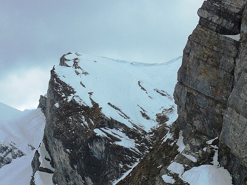 #7 Aig. des Calvaires couloir N : Le haut du couloir. Pour éviter la corniche, il faut partir assez haut en rive gauche Aig. des Calvaires couloir N : Le haut du couloir. Pour éviter la corniche, il faut partir assez haut en rive gauche