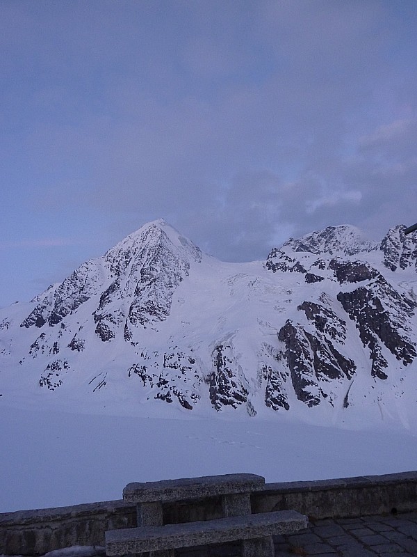 Vue du refuge : La montée du dernier jour vers le Petit Combin