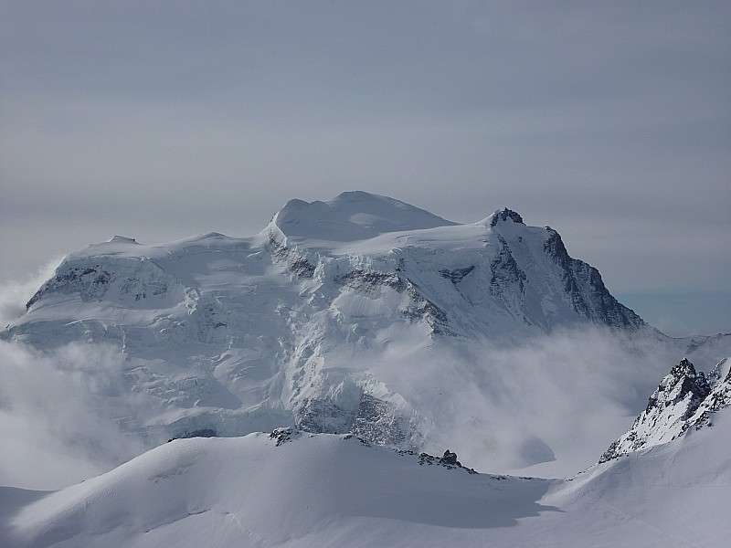 Combin : Le Grand vu depuis le Petit avec le Corridor sous les séracs et la pente d'accès au Couloir du Gardien au milieu