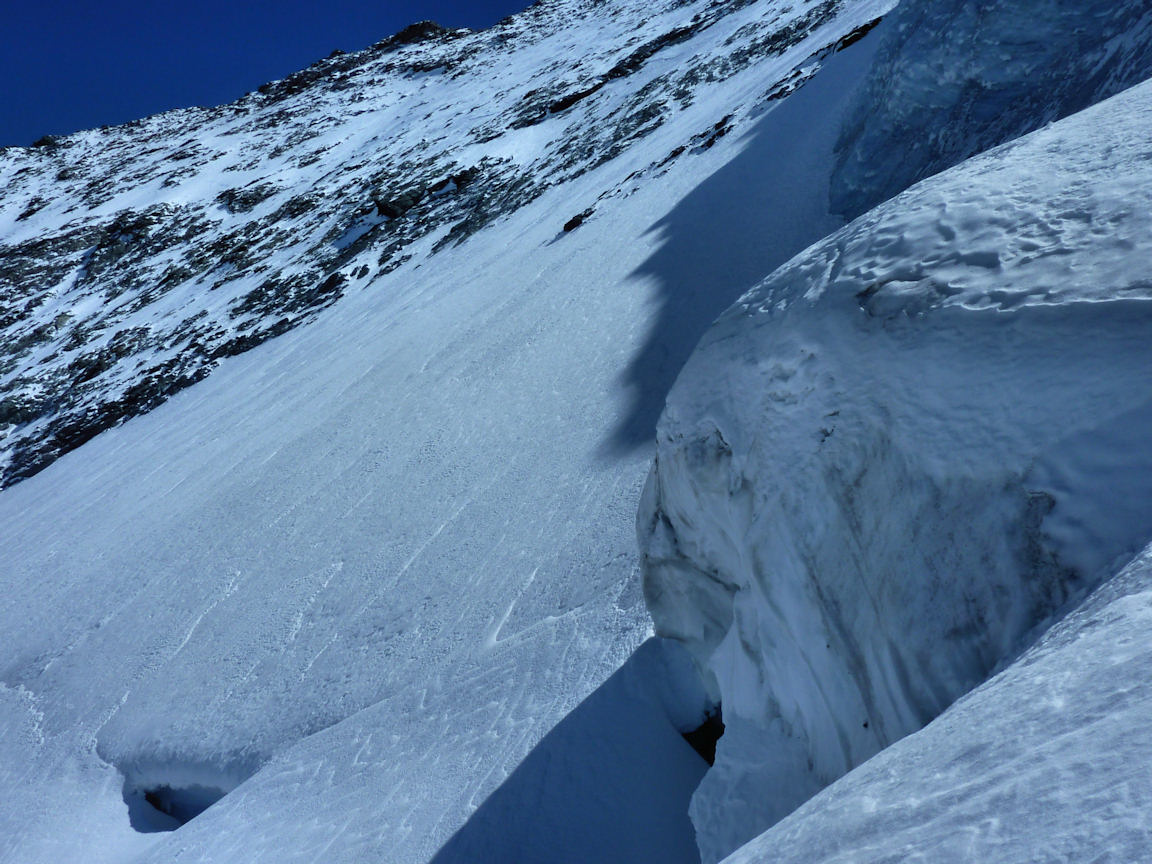 #16 Quelques crevasses : Le glacier est bien bouché, mais il faut rester vigilant. Quelques crevasses : Le glacier est bien bouché, mais il faut rester vigilant.