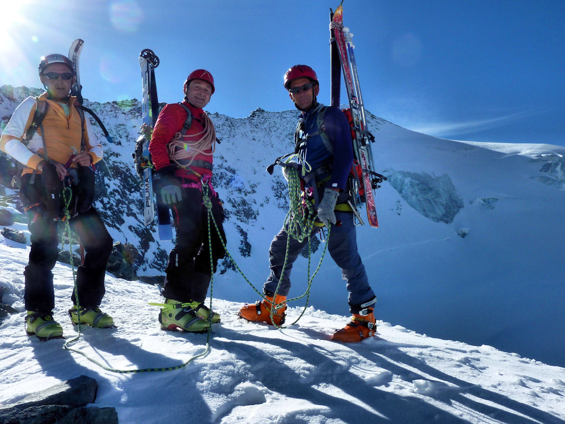 #4 L L'équipe au Col des Roches : Encordés pour aborder la descente sur le glacier du Geay en toute sécurité.