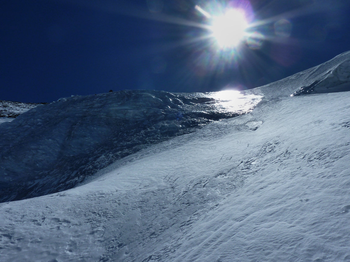 #17 Imposant bombement en glace : La descente direct NO (Toponeige C5.1) plus à gauche n Imposant bombement en glace : La descente direct NO (Toponeige C5.1) plus à gauche n'est pas praticable.