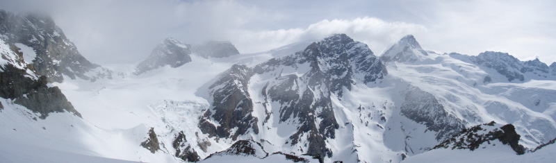 Haut Glacier de Tsa de Tsan : J3 - Vue sur la descente-traversée et la montée à la Tête de Valpelline, dans les nuages. A sa droite, la Dent d'Hérens, belle pyramide. Plus à gauche, Tête Blanche
