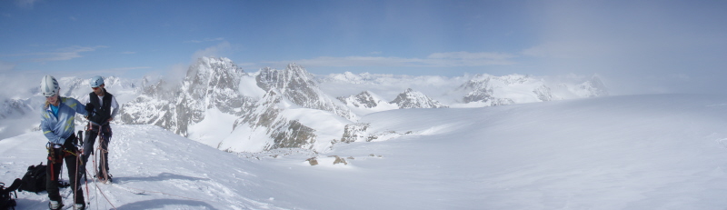 Depuis Tête Blanche : J4 - Vue vers l'ouest sur le Glacier du Mont Miné, Les bouquetins, Dent de Bertol et Aiguille de la Tsa. Le brouillard lêche encore le sommet
