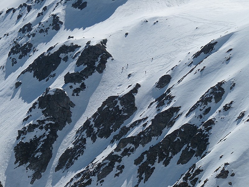 #4 Sous la Dent du Pra : Un groupe s Sous la Dent du Pra : Un groupe s'engage dans un petit couloir