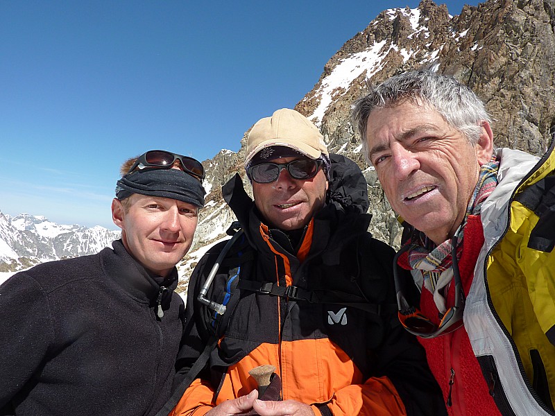 #16 Col du vallon de Lanchatra : Régis, Albert et Bibi au col. Il y a du vent, le seul de la journée Col du vallon de Lanchatra : Régis, Albert et Bibi au col. Il y a du vent, le seul de la journée