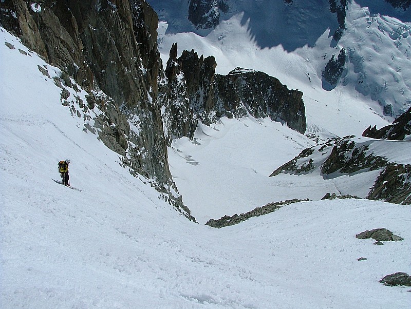 #14 début de descente : Après les 1° virages, Olivier observe l début de descente : Après les 1° virages, Olivier observe l'entrée du goulet.
En bas il n'y a plus personne, nous pouvons profiter de la montagne ...