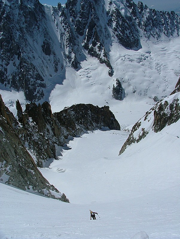 #7 le glacier du Milieu : la montée en crampons sous le goulet le glacier du Milieu : la montée en crampons sous le goulet