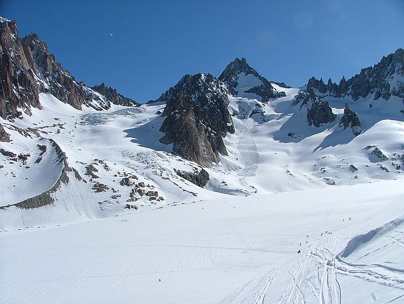 #2 le Tour Noir : belle chute de sérac sur le glacier du Tour Noir.
Beaucoup de monde se prépare pour la montée vers la NNE des Courtes. le Tour Noir : belle chute de sérac sur le glacier du Tour Noir.
Beaucoup de monde se prépare pour la montée vers la NNE des Courtes.