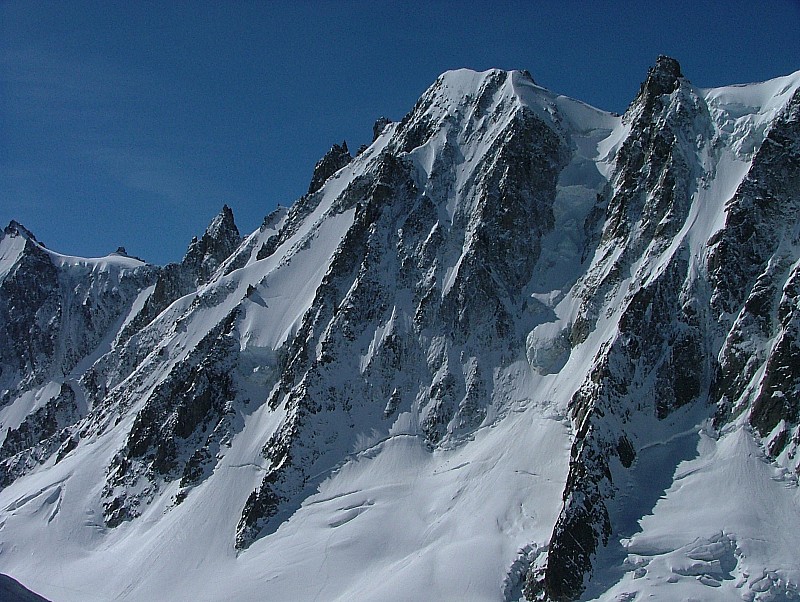 #5 les Courtes : la NNE vue de profil
la Tour des Courtes à droite les Courtes : la NNE vue de profil
la Tour des Courtes à droite