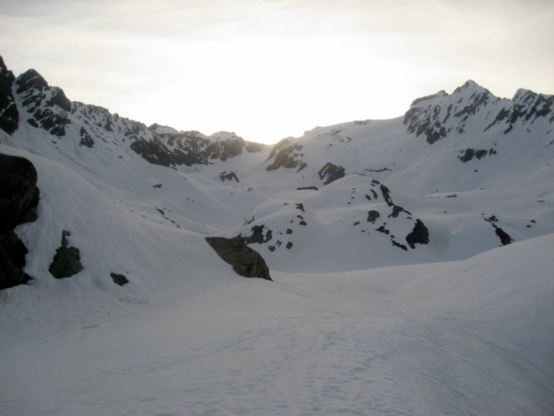Glacier du Grand : Le vallon du plan du Grand, avec le col du Grand au fond