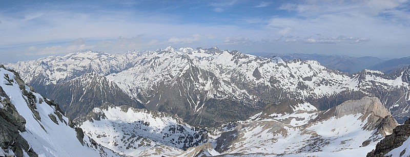 Massif du Posets : depuis le Pico d'Alba, avec en face vall de Remuñe, puis à gauche vall de Lliterola et vall d'Estos