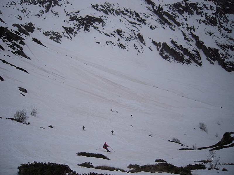sous le refuge : nombreux restes d'avalanches
