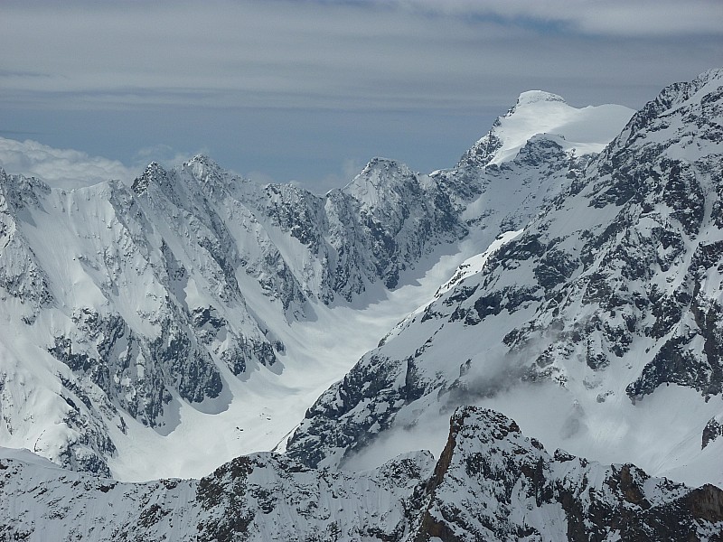 #17 Les Rouies : et le glacier du Chardon. Le soleil vient vers nous. On y croit. Les Rouies : et le glacier du Chardon. Le soleil vient vers nous. On y croit.