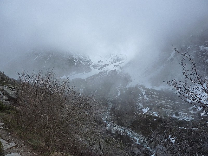 #1 On chausse à 1900m : Entrée du vallon de Bonne Pierre. Le va se densifier On chausse à 1900m : Entrée du vallon de Bonne Pierre. Le va se densifier