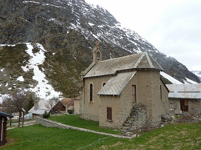 #26 La Bérarde : La chapelle, toujours ouverte. S La Bérarde : La chapelle, toujours ouverte. S'y arrêter quelques instants au retour des courses, c'est se rapprocher de l'histoire de cette montagne et de tous les drames qu'elle a connu. C'est retrouver calme et humilité.
