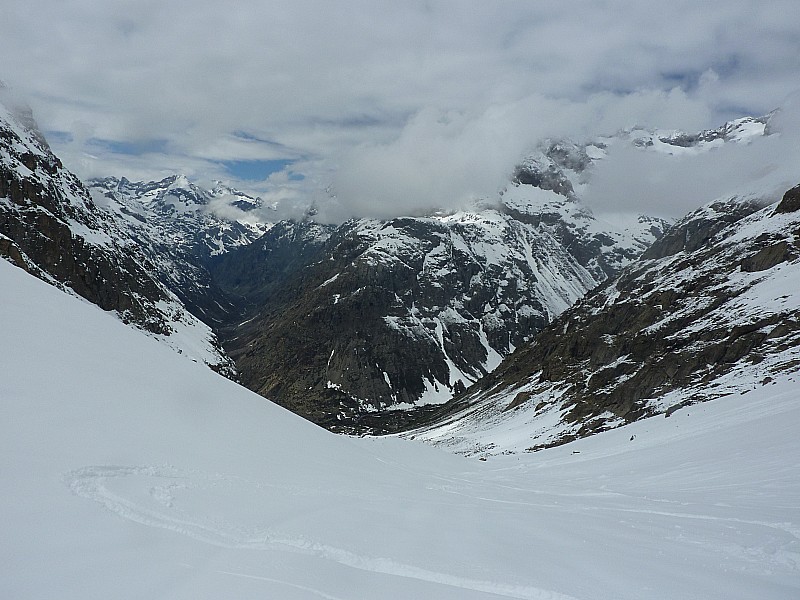 #21 Descente rive droite : Peu de relief, mais le tout petit coup de chaud sera suffisant pour du ski bien agréable et inespéré. Descente rive droite : Peu de relief, mais le tout petit coup de chaud sera suffisant pour du ski bien agréable et inespéré.