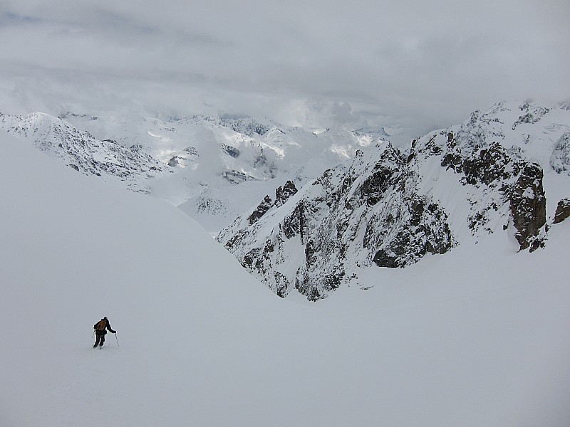 #11 Glacier du Rif de la Planche : c Glacier du Rif de la Planche : c'est parti pour une descente poudreuse. Dans le jour blanc, c'est dommage.