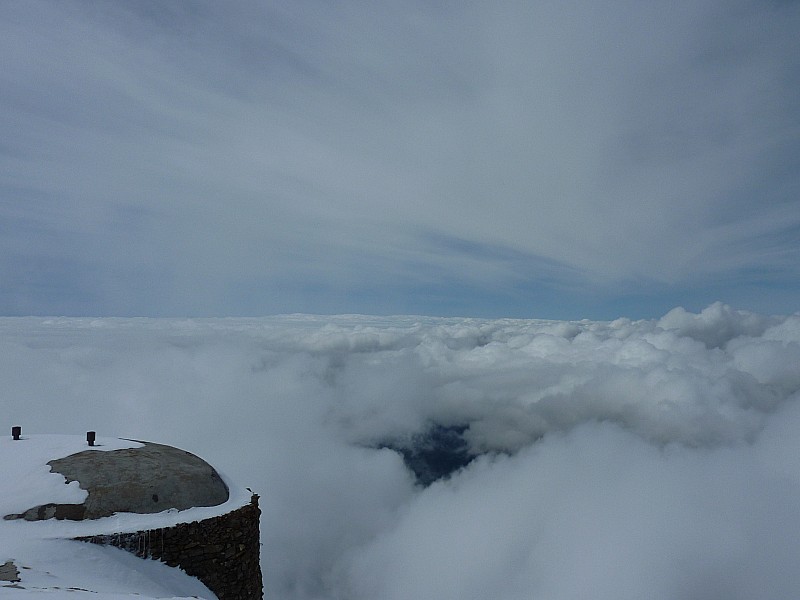 #7 vue coté Sud depuis le sommet : mer de nuage vue du sommet St Sauveur vue coté Sud depuis le sommet : mer de nuage vue du sommet St Sauveur