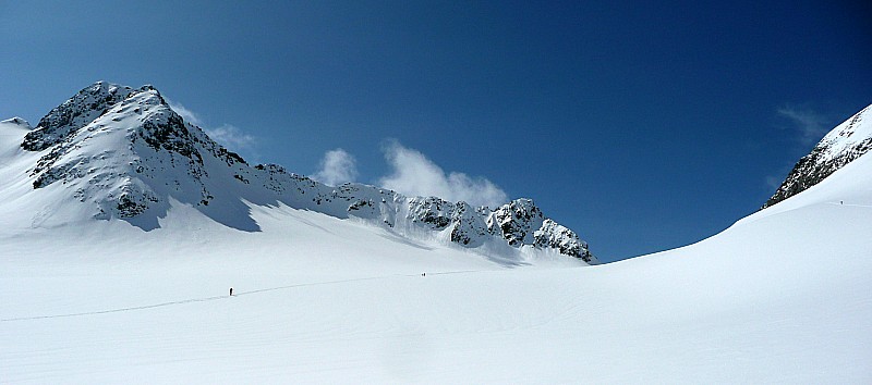 Un groupe en rando nordique : en route vers le Col des Quirlies