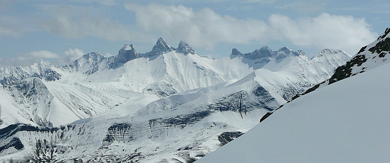 Pour qqs mètres de dénivelé : ... on s'offre une belle vue sur les Aiguilles d'Arves (remontée au sommet des pistes de St Sorlin, au-dessus des lacs)