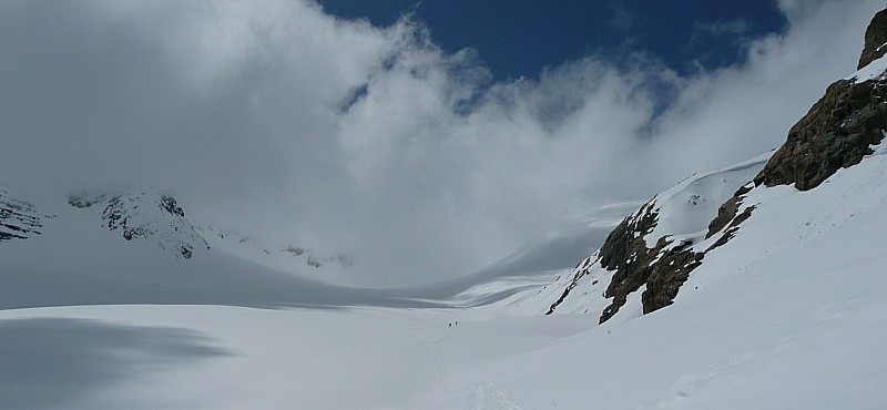 Les nuages nous suivent ... : ... sur le plat du glacier, à la descente