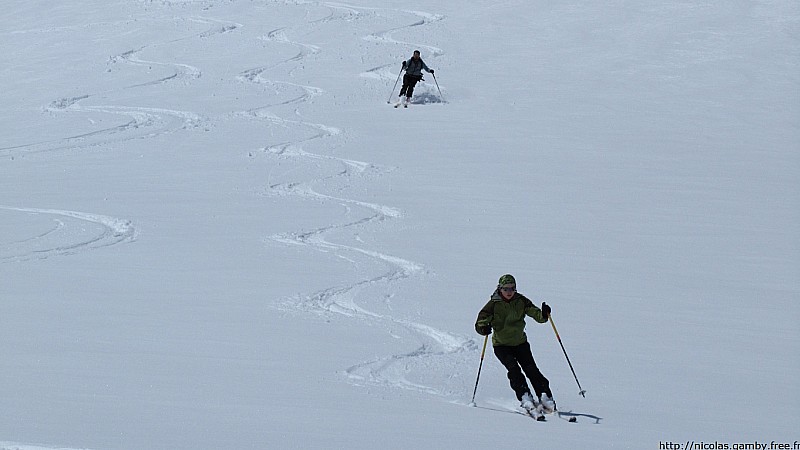 #4 Descente de la Sana : La facette Est sous le sommet de la Pointe de la Sana Descente de la Sana : La facette Est sous le sommet de la Pointe de la Sana