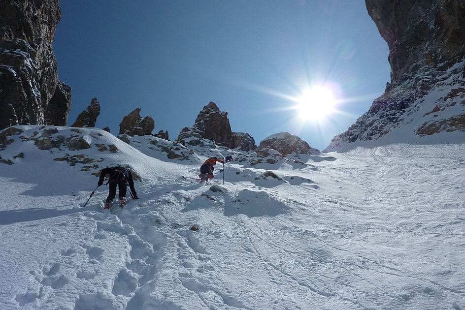 #2 Dernière pente avant le col : Montée entre les cailloux pour eviter la noyade Dernière pente avant le col : Montée entre les cailloux pour eviter la noyade