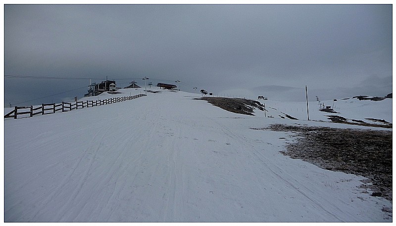 #4 Croix de Chamrousse (2253 m) : L Croix de Chamrousse (2253 m) : L'enneigement sur la Croix de Chamrousse est très bon encore pour l'époque de l'année. Environ un petit cm de neige fraîche.