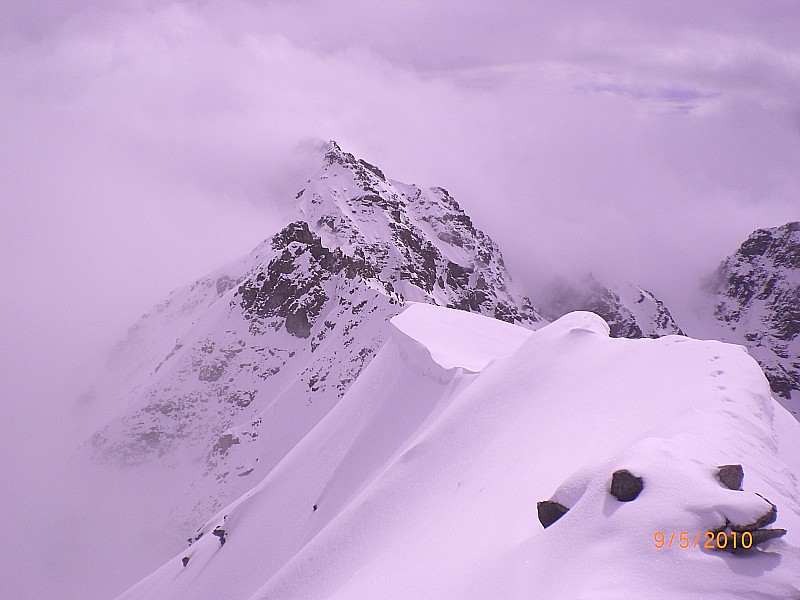 #12 Roc Noir : Vue du sommet, le Pic W de Combeynot accroche le nuage. Roc Noir : Vue du sommet, le Pic W de Combeynot accroche le nuage.