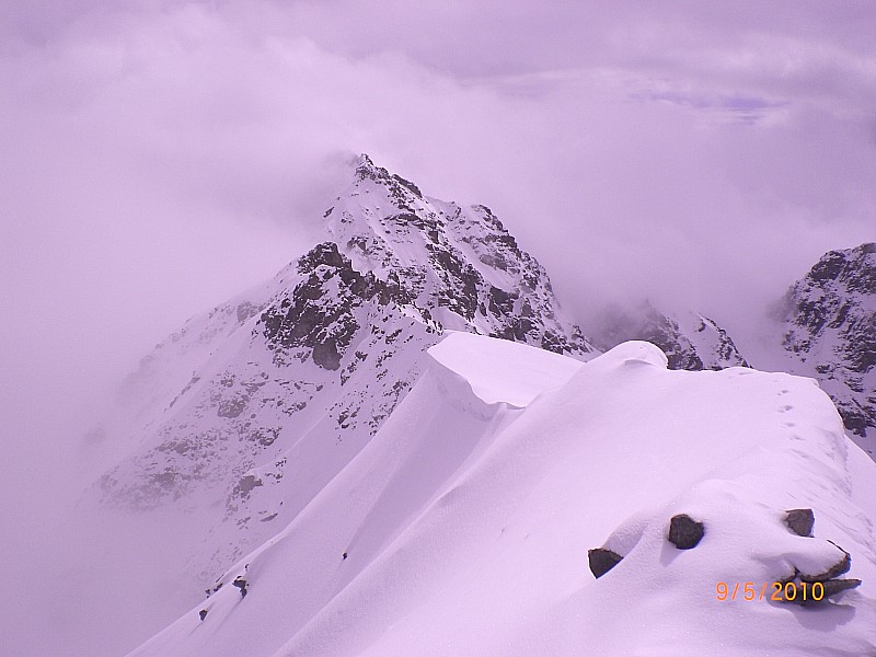 Roc Noir : Vue du sommet, le Pic W de Combeynot accroche le nuage.