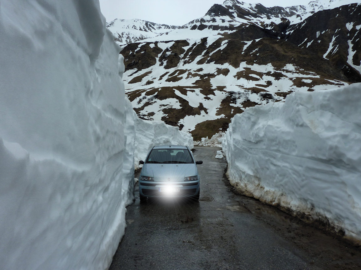 Murs de neige : Qui bordent la route d'accès.