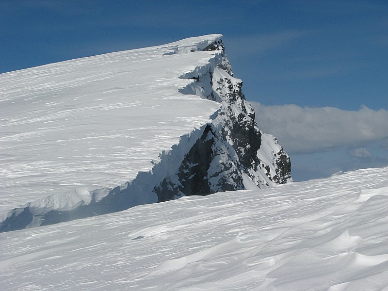 #2 Ile de Uloya : Les sommets sont partout bordés de corniches (vent d Ile de Uloya : Les sommets sont partout bordés de corniches (vent d'ouest dominant)