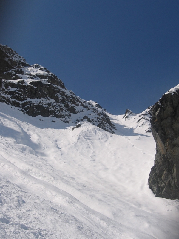 #8 Pointe de Chaborgne : A mi pente, il faut bifurquer à droite pour rejoindre ce couloir qui mene à la sortie, couloir dejà bien au soleil !! On fera demi tour à cet endroit sous les purges incessantes Pointe de Chaborgne : A mi pente, il faut bifurquer à droite pour rejoindre ce couloir qui mene à la sortie, couloir dejà bien au soleil !! On fera demi tour à cet endroit sous les purges incessantes