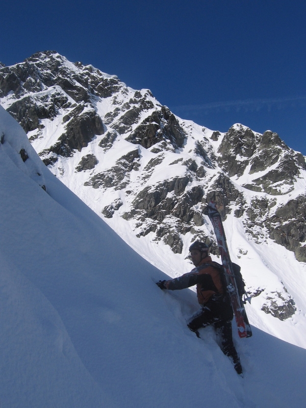 #4 Pointe de Chaborgne : Je contourne le ressaut de départ par la droite dans une neige profonde Pointe de Chaborgne : Je contourne le ressaut de départ par la droite dans une neige profonde