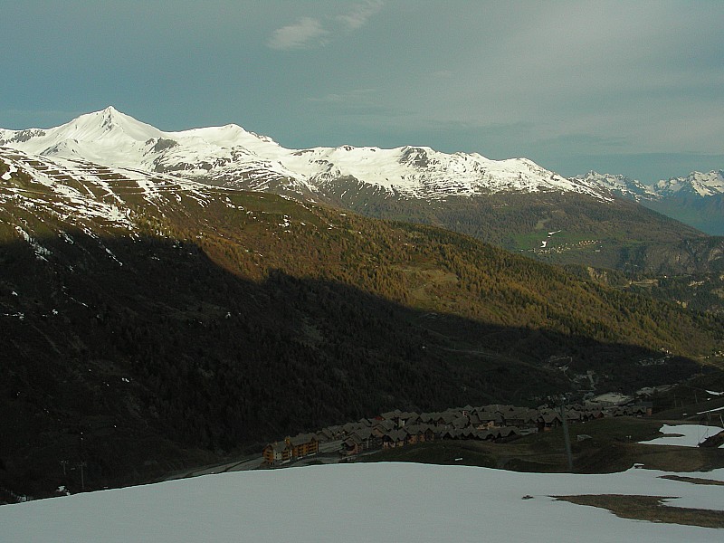 #2 Valmeinier/Grand Chible & : Lendemain matin... Il fait beau (enfin soleil voilé).
Au passage enneigement sur le bas: langues de neige (artificielle). Deux passages sur l Valmeinier/Grand Chible & : Lendemain matin... Il fait beau (enfin soleil voilé).
Au passage enneigement sur le bas: langues de neige (artificielle). Deux passages sur l'herbe.