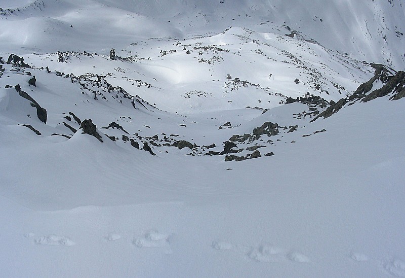 #9 Couloir sud ouest : Et c Couloir sud ouest : Et c'est parti... Enfin par la branche de gauche, on va éviter de passer au milieu dans les cailloux!