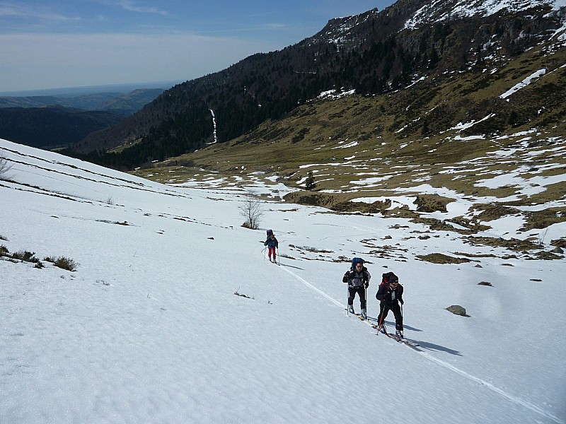 Val d'Emblau : Petite descente sur la face Nord du Chavaroche avant de remonter au col du Redondet