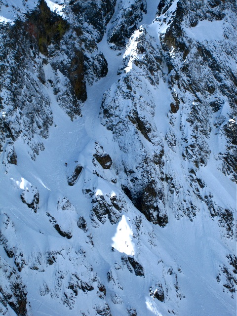 #4 A ski dans le bas du couloir : où il faut quitter le couloir principal pour le couloir d A ski dans le bas du couloir : où il faut quitter le couloir principal pour le couloir d'accès en RD (photo Francine)