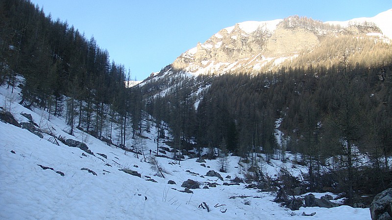 Fond du vallon : Encore pas mal de neige pour l'altitude (1660m)